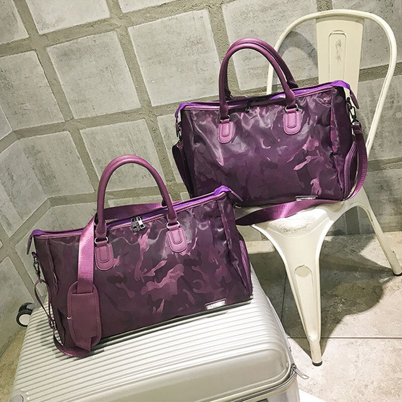 Interior de bolsa de viaje organizada