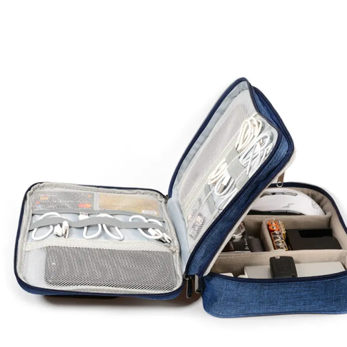 Organizador azul marino de tres capas, abierto, con espacios para cables y accesorios electrónicos.